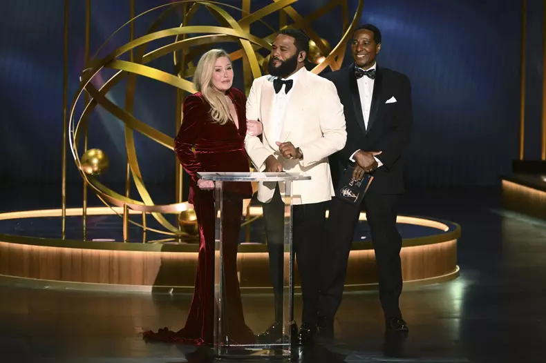 Christina Applegate, ovaționată la Premiile Emmy