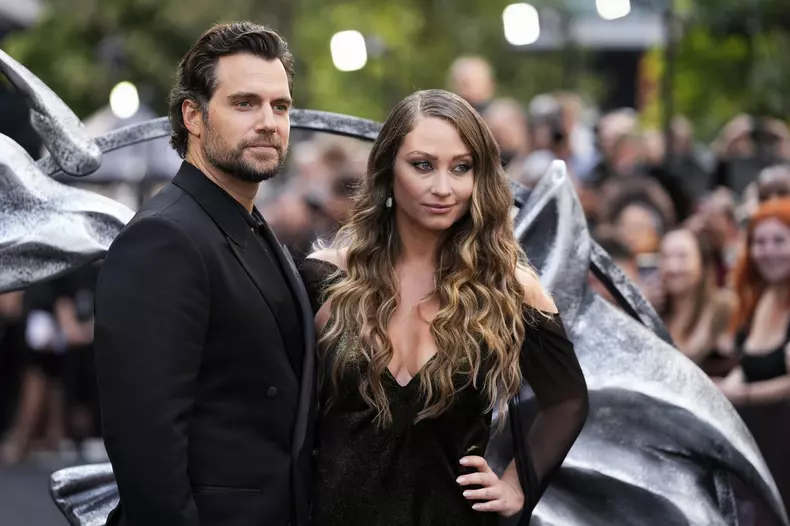 Cine este iubita lui Henry Cavill 