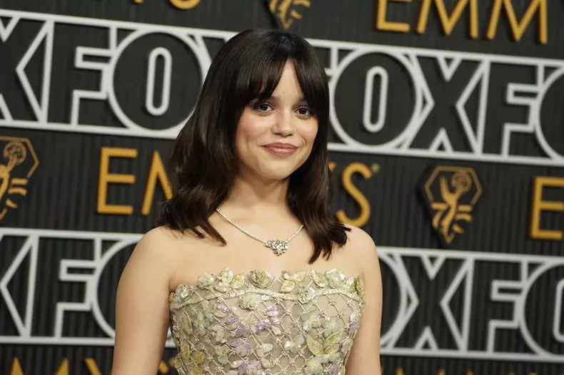 Jenna Ortega, fabuloasă la Premiile Emmy 2024