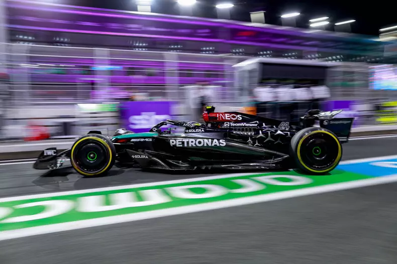 44 HAMILTON Lewis (gbr), Mercedes AMG F1 Team W15, action, stand, pit lane, during the Formula 1 STC Saudi Arabian Grand