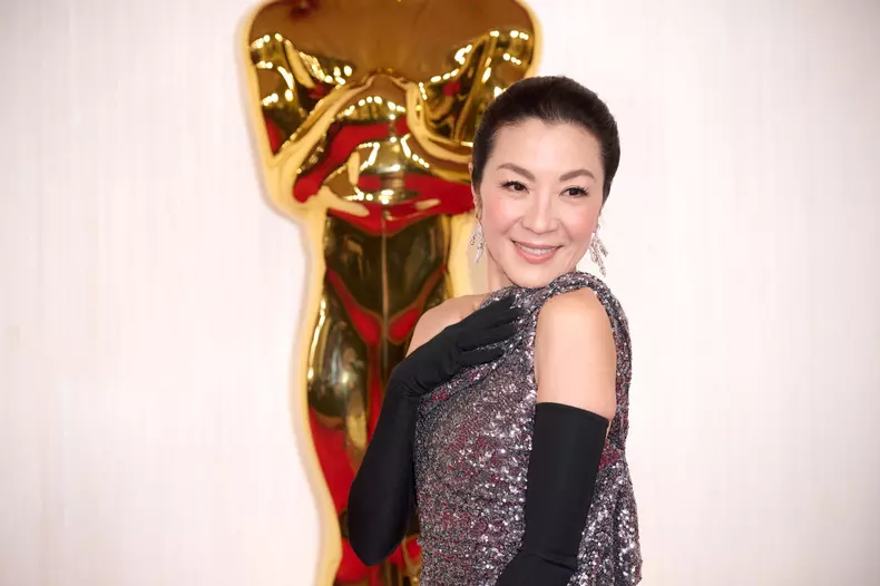 Michelle Yeoh, pe covorul rosu, la Premiile Oscar 2024