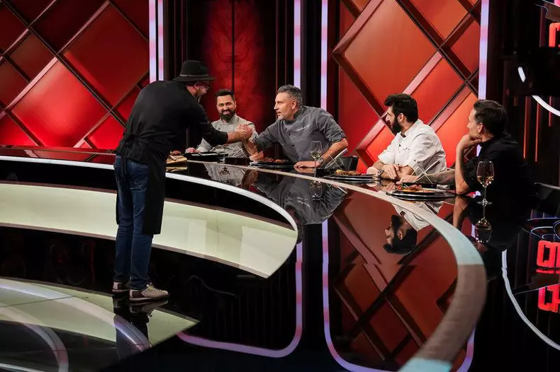 Mario Madalin Dumitru a primit cutitul de aur de la Alexandru Sautner, la Chefi la cutite - 1 aprilie 2024  (4)