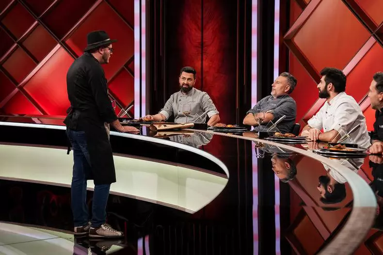 Mario Madalin Dumitru a primit cutitul de aur de la Alexandru Sautner, la Chefi la cutite - 1 aprilie 2024  (5)