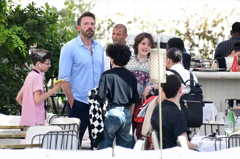 Ben Affleck et sa femme Jennifer Affleck (Lopez) ont déjeuné au restaurant "Loulou" avec leurs enfants respectifs Seraphina, Violet, Maximilian et Emme le jour du 53ème anniversaire de J.Lo lors de leur lune de miel à Paris