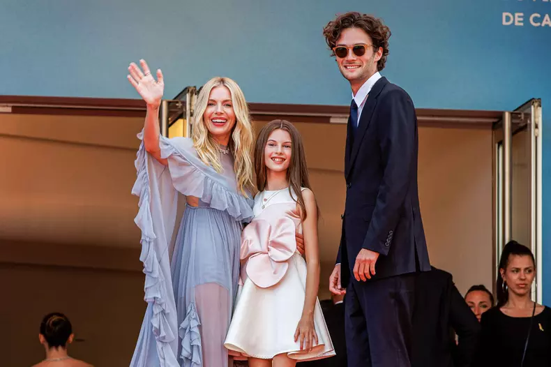 Sienna Miller, Marlowe Sturridge și Oli Green, la Cannes 2024