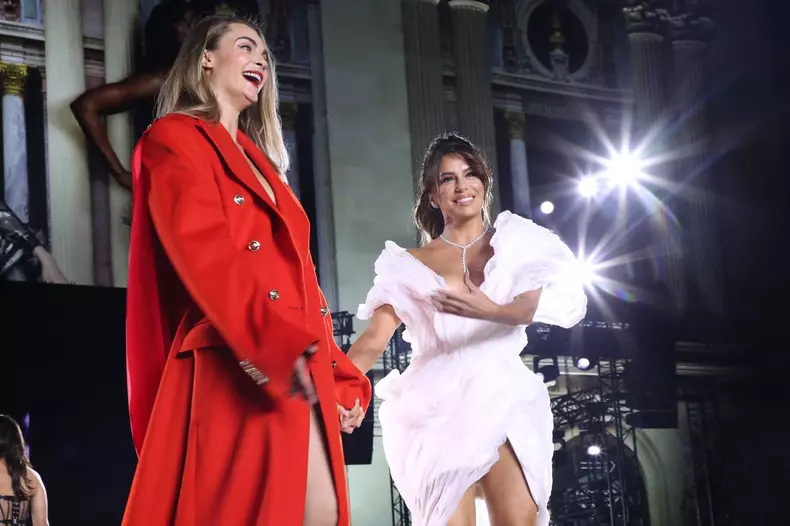 Défilé "Walk Your Worth" de L'Oréal devant l'Opéra Garnier lors de la fashion week PAP femme printemps/été 2025 à Paris