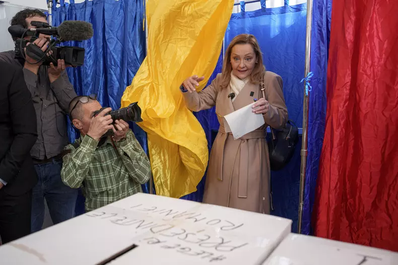 BUCURESTI - ALEGERI PREZIDENTIALE - TURUL I - ELENA LASCONI
