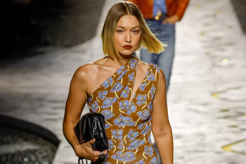 Gigi Hadid, Vittoria Ceretti et Iris Law au défilé Versace printemps/été 2025 lors de la Fashion Week de Milan (MFW)