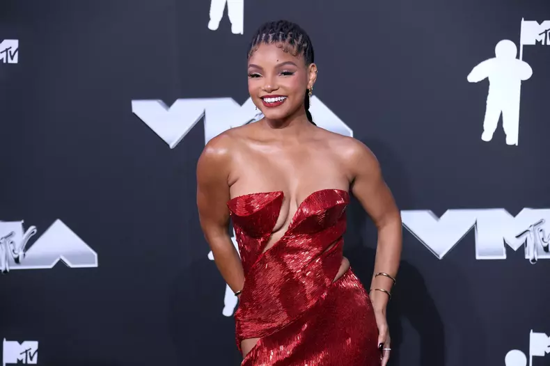 Halle-Bailey-protagonista-mica-sirena-imagini-cu-fiul-ei