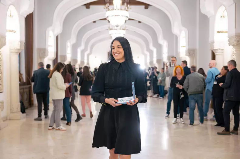 Cristina-Neagu-decorată-de-președintele-interimar-Ilie-Bolojan (3)