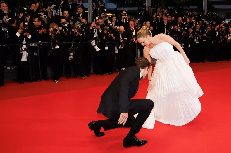 Jennifer Lawrence și Robert Pattinson, apariție amuzantă pe covorul roșu la Cannes 2025   (1)