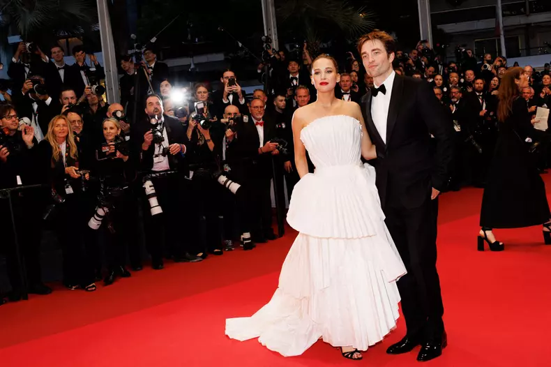 Jennifer Lawrence și Robert Pattinson, apariție amuzantă pe covorul roșu la Cannes 2025  