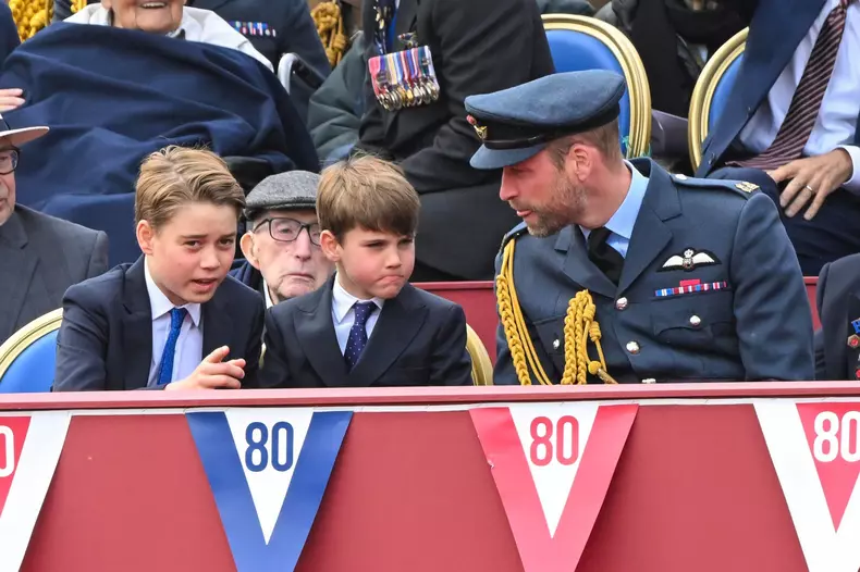Prințul-Louis-a-furat-din-nou-atenția-la-debutul-evenimentelor-dedicate-Zilei-Victoriei-alături-de-familia-regală