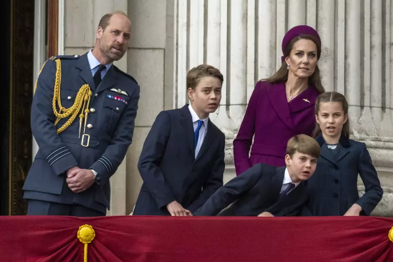 Prințul-Louis-a-furat-din-nou-atenția-la-debutul-evenimentelor-dedicate-Zilei-Victoriei-alături-de-familia-regală