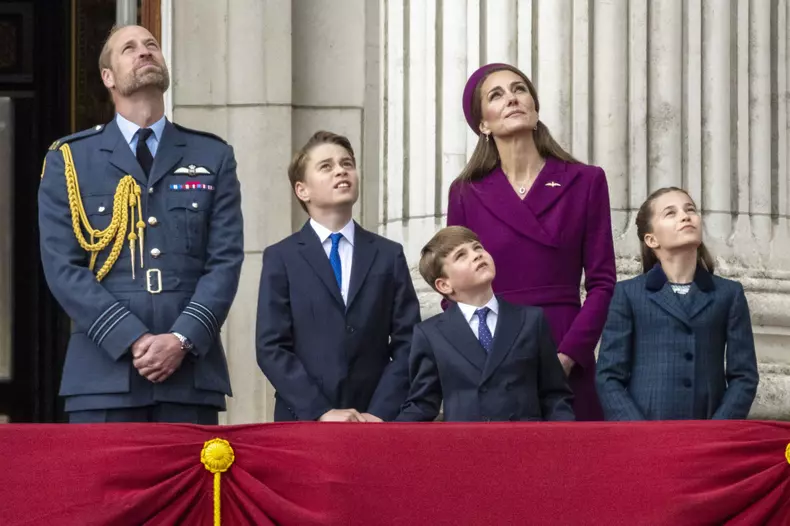 Prințul-Louis-a-furat-din-nou-atenția-la-debutul-evenimentelor-dedicate-Zilei-Victoriei-alături-de-familia-regală