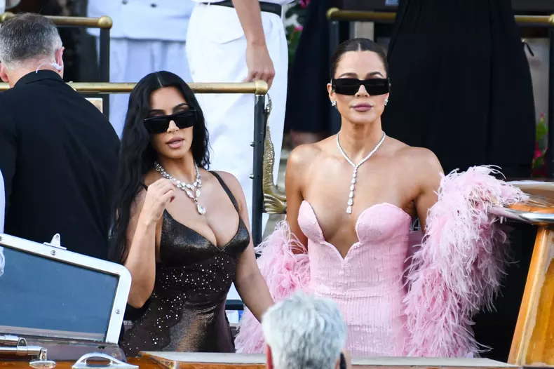 Kim And Khloe Kardashian Leaving Hotel On Bezos-Sanchez Wedding Day - Venice