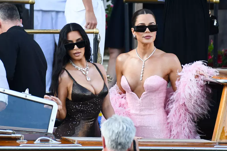 Kim And Khloe Kardashian Leaving Hotel On Bezos-Sanchez Wedding Day - Venice