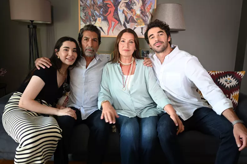 Vahide Percin alaturi de Mustafa Uğurlu - Feyza Sevil Güngör si Yusuf Çim din serialul Minciuni de familie