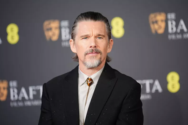 ethan-hawke-bafta-2026-costum-detalii-albe