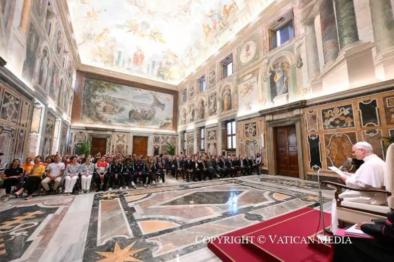 david-popovici-intalnire-papa-leon-vatican-cadou-spectaculos (2)