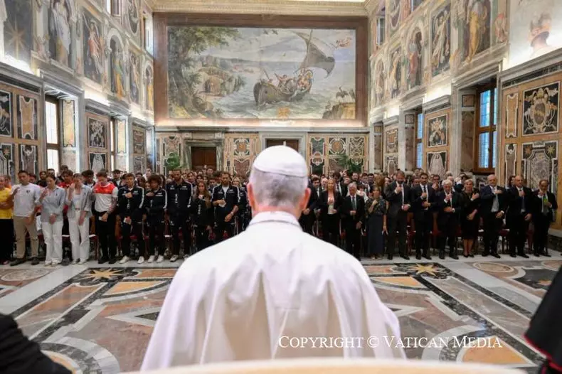 david-popovici-intalnire-papa-leon-vatican-cadou-spectaculos (3)