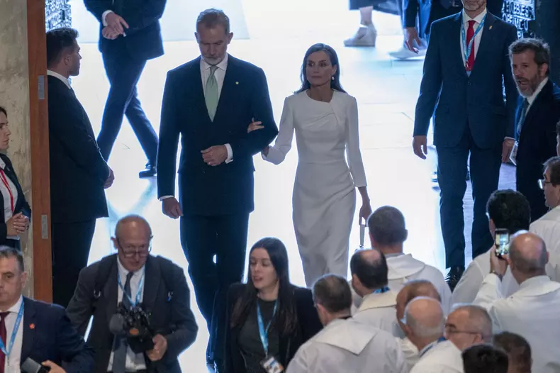 Le pape Léon XIV bénit la Sagrada Familia en présence du roi Felipe VI et la reine Letizia d’Espagne à Barcelone