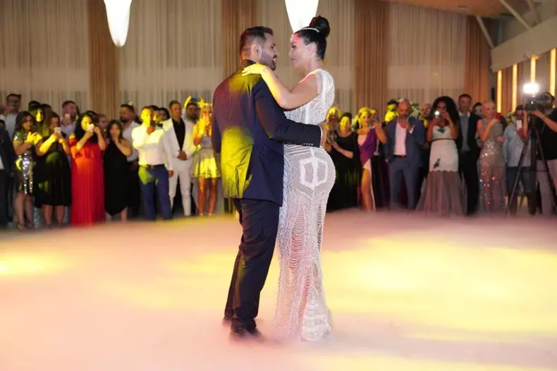 Brigitte s-a schimbat pentru dansul mirilor.