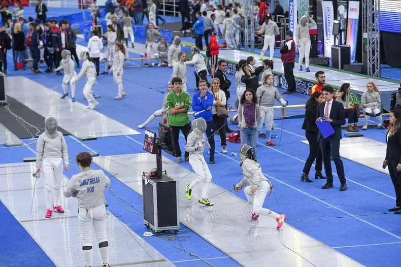 Fiul Iulianei Tudor practică scrimă