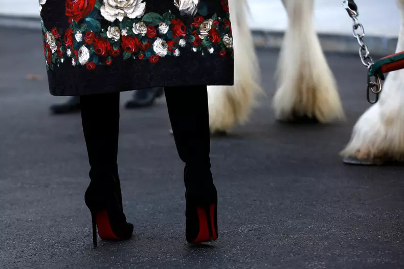 Melania Trump s-a îmbrăcat impecabil la ceremonia de primire a bradului de Crăciun la Casa Albă