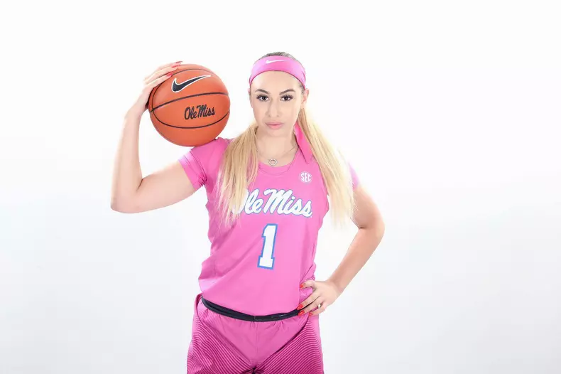 Sarah Dumitrescu joacă baschet de performanță