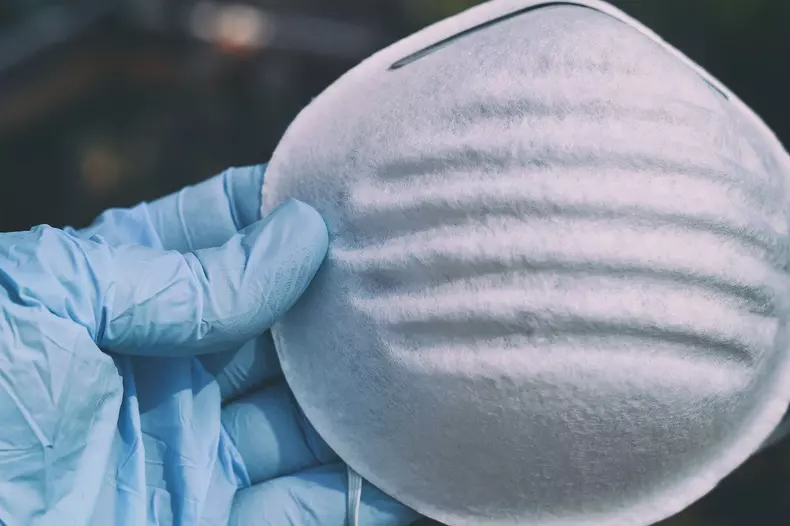 protective-mask-5021416_1280-4