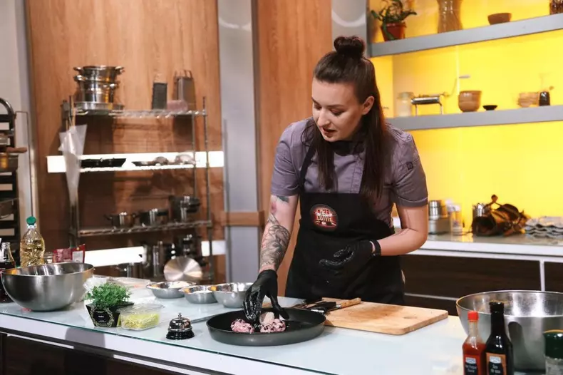 Cine-e-Roxana-Benche-Chefi-la-Cutite8-1-1024x682