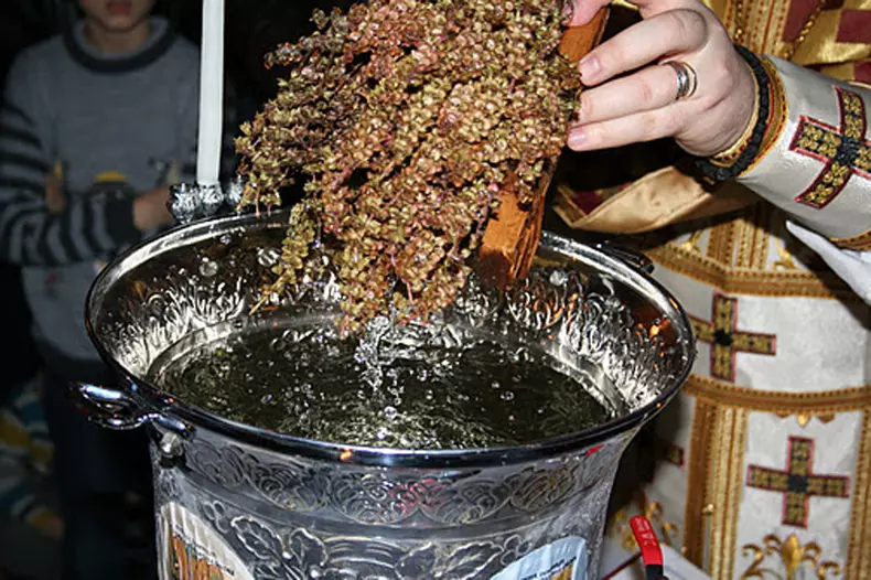 apa-sfintita-biserica-1