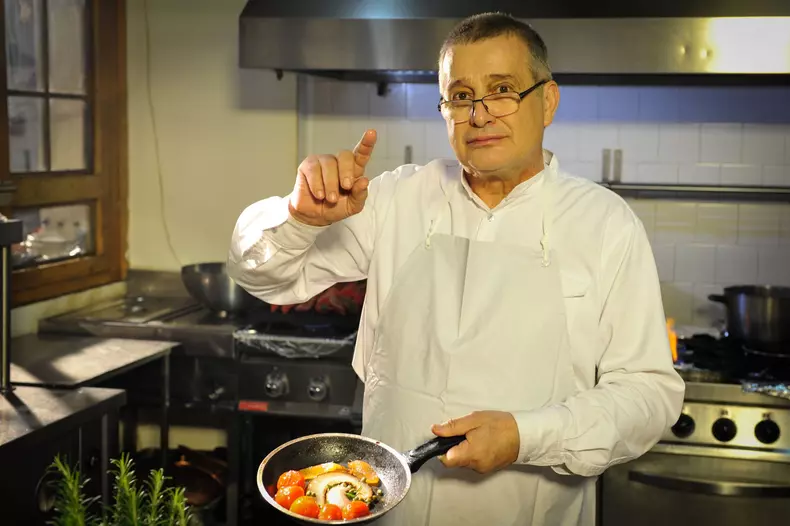 Mircea-Dinescu-adevarul-despre-plecarea-din-TVR.-Cati-bani-castiga-pentru-emisiune-scaled