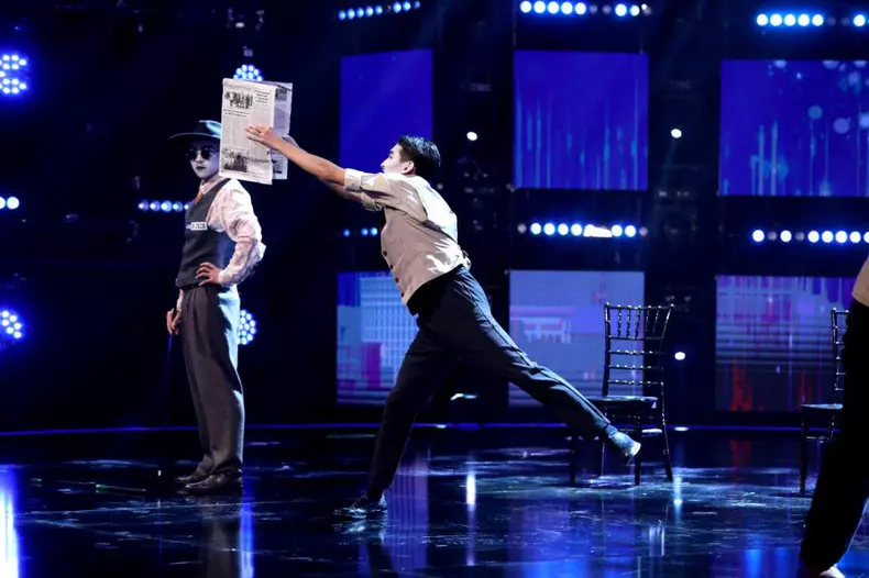 interviu-exclusiv-cu-art-of-robots-dansatorii-care-au-primit-golden-buzz-de-la-andi-moisescu2-1024x682