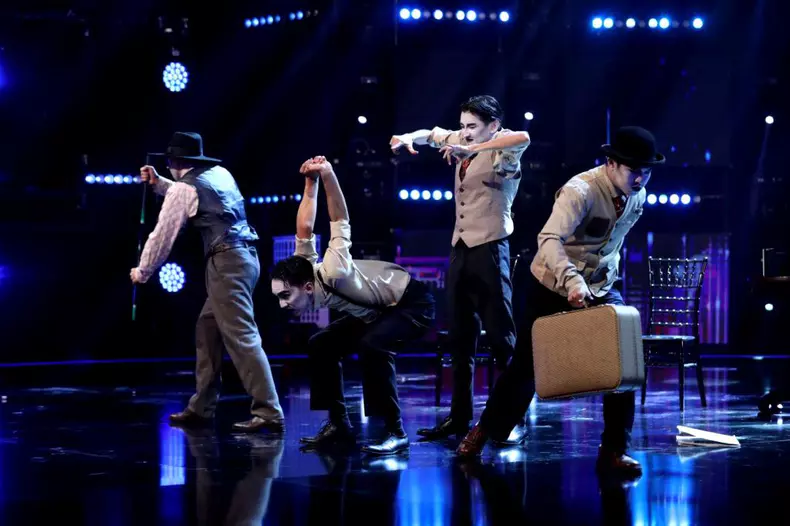 interviu-exclusiv-cu-art-of-robots-dansatorii-care-au-primit-golden-buzz-de-la-andi-moisescu4-1024x682