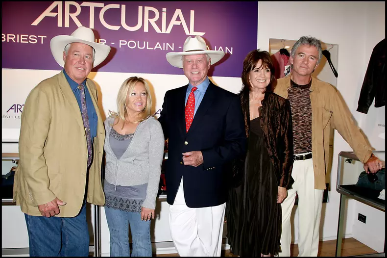 LES ACTEURS DE LA CELEBRE SERIE AMERICAINE DALLAS ONT CHEVAUCHE