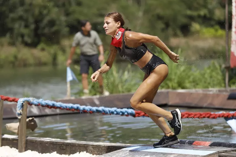 Cine-este-Elena-Marin-de-la-Survivor-1