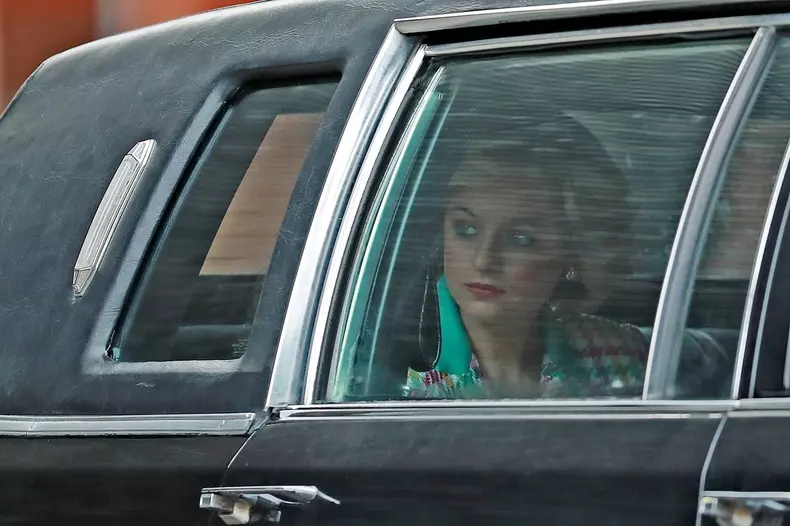 Emma Corrin portrays Princess Diana visiting a New York AIDS centre.