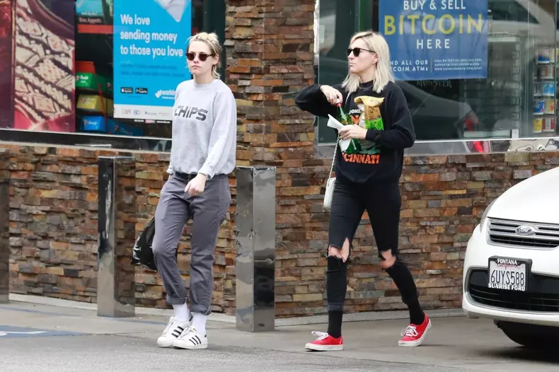 *EXCLUSIVE* Kristen Stewart and Dylan Meyer grab a few snacks at a local liquor store