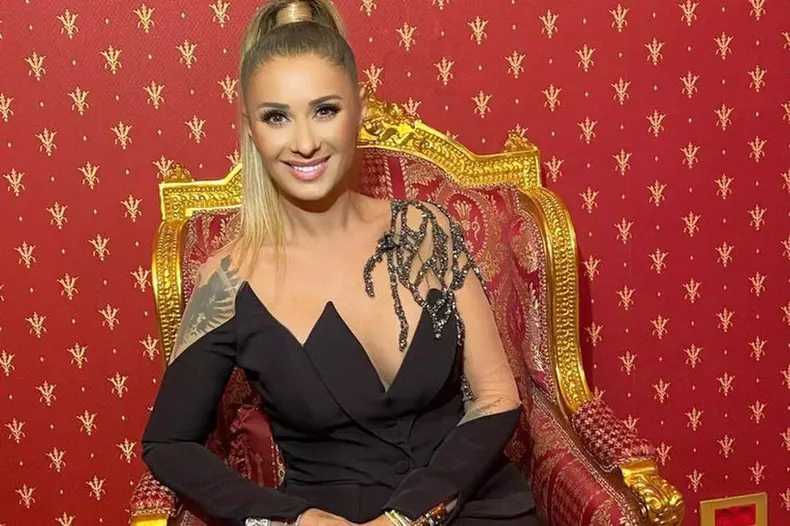 Anamaria-Prodan-aproape-goală-pe-internet-în-plin-scandal-de-divorț.-Îi-face-în-ciudă-lui-Reghecampf