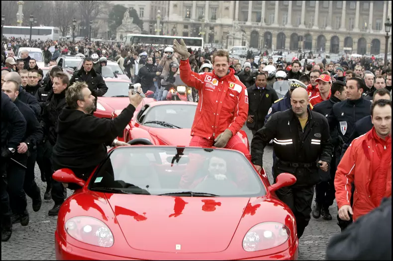 MICHAEL SCHUMACHER DESCEND LES CHAMPS ELYSEES EN F1