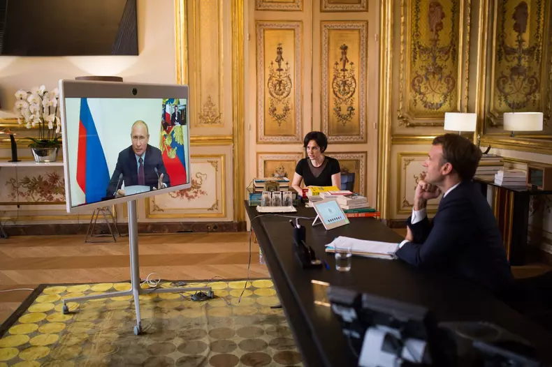 Emmanuel Macron talks to Vladimir Putin - Paris