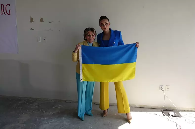 ‘Miss Ukraine’ Veronika Didusenko poses with lawyer Gloria Allred after escaping her war-torn homeland