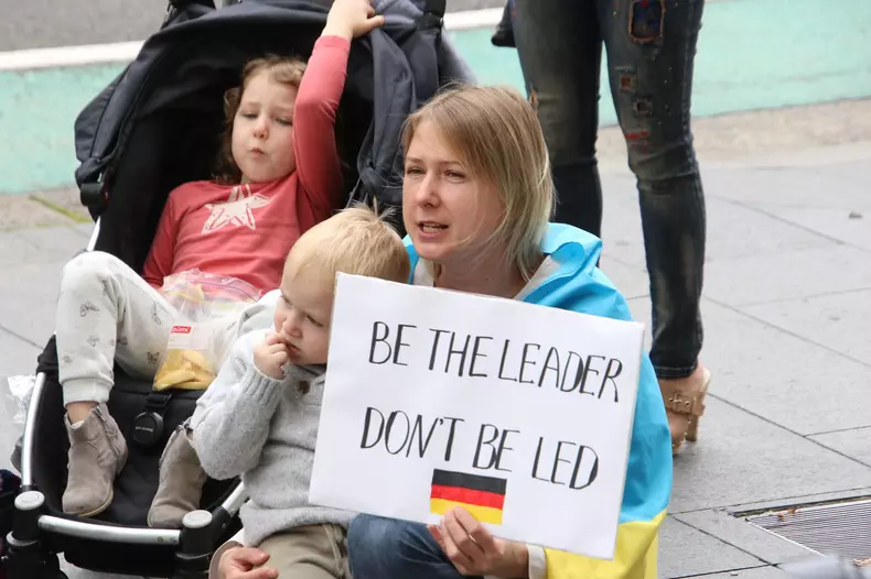 Ukrainian protester attacked outside German Consulate, Sydney, Australia - 26 Apr 2022