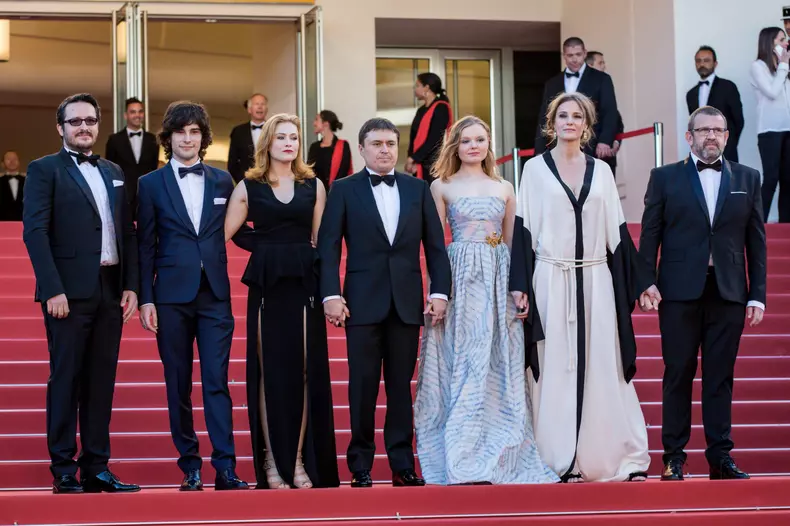 Montée des marches du film "Baccalauréat" (Bacalaureat) lors du 69ème Festival International du Film de Cannes