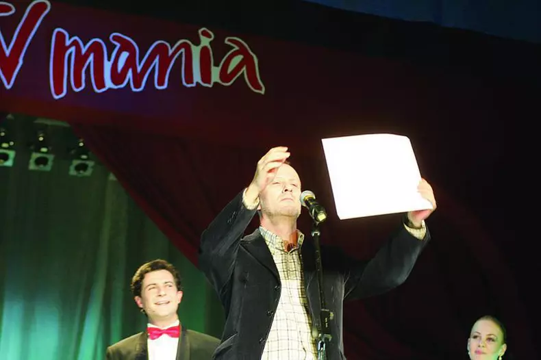 andrei-gheoghe-pe-scena-premiilor-tvmania-2004-1024x682-1