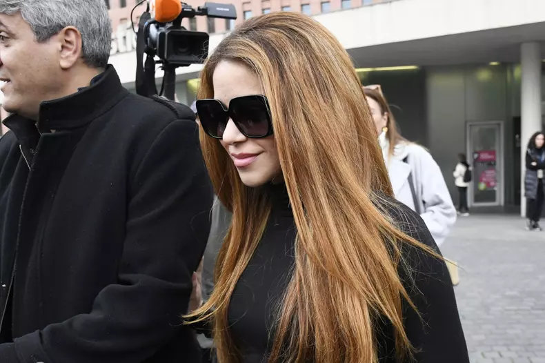 Gerard Pique and Shakira arrive at court in Barcelona over custody of their children