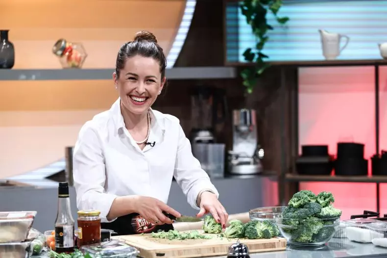 Nina Hariton se intoarce in romania