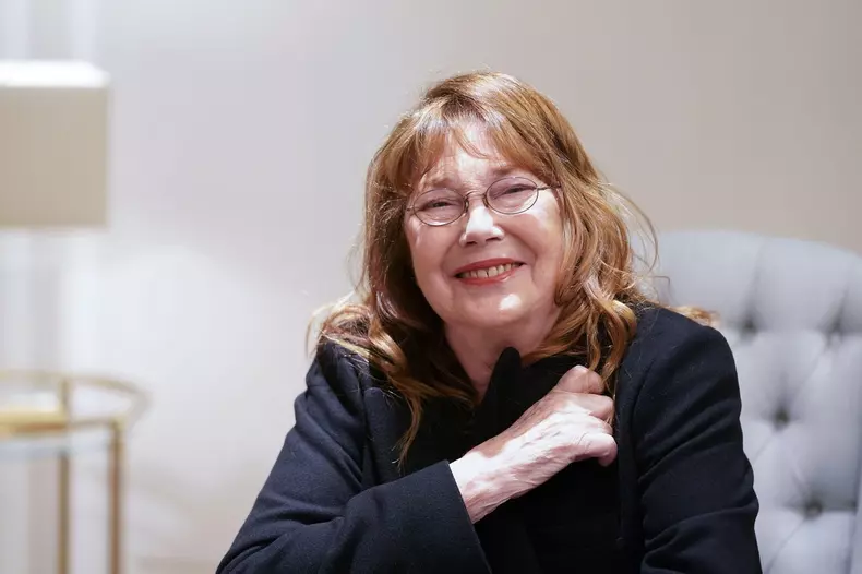 Hamburg, Germany. 02nd Dec, 2022. English-French actress and singer Jane Birkin sits during a photo session at the Hotel Vier Jahreszeiten. The musician performs at the Elbphilharmonie on March 24, 2023. Credit: Marcus Brandt/dpa/Alamy Live News
